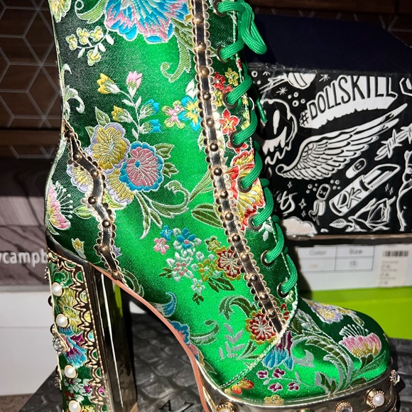 Beautiful, unique and trendy. Dress it up or down for a fun outfit. - Picture 6 of 6